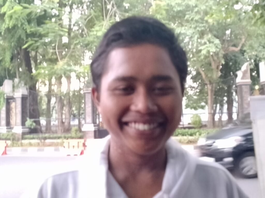 Kisah Miris Dunia Pendidikan: Siswa SMPN 2 Pasawahan Purwakarta Tegar Tinggal di Masjid, Jaga Parkir untuk Bantu Ekonomi Keluarga