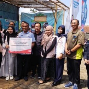 Dinas Lingkungan Hidup Garut menyalurkan bantuan pohon produktif dari CSR TJSL PT. IFG dukung program Gerakan Tanam dan Pelihara Pohon.