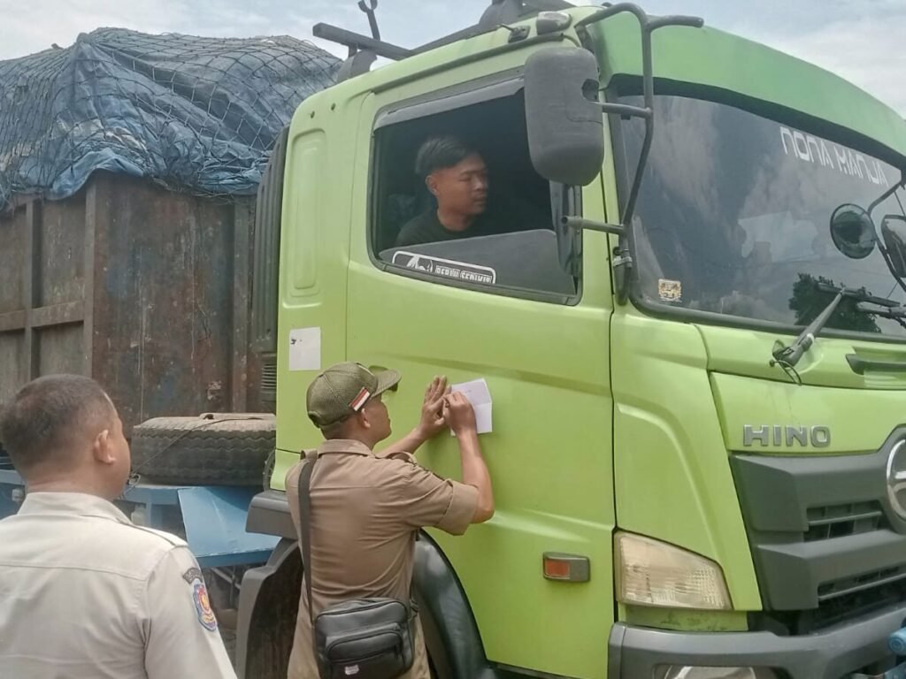 Truk Sampah Over Kapasitas Dilarang Masuk TPA Sarimukti, Forkopimcam Cipatat Tegas Putar Balik
