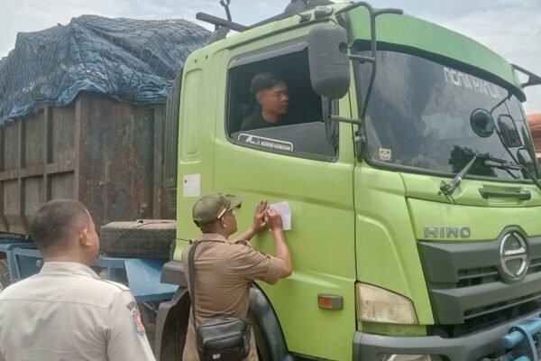 Truk Sampah Over Kapasitas Dilarang Masuk TPA Sarimukti, Forkopimcam Cipatat Tegas Putar Balik