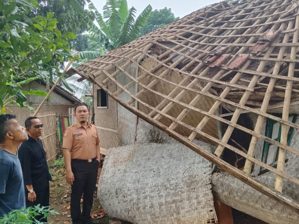 Akibat Hujan Deras Rumah di Selaawi Garut  Roboh, Warga Gotong Royong Bantu Evakuasi dan Bersihkan Reruntuhan