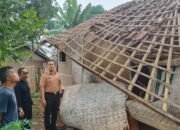 Akibat Hujan Deras Rumah di Selaawi Garut Roboh, Warga Gotong Royong Bantu Evakuasi dan Bersihkan Reruntuhan