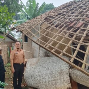 Akibat Hujan Deras Rumah di Selaawi Garut Roboh, Warga Gotong Royong Bantu Evakuasi dan Bersihkan Reruntuhan