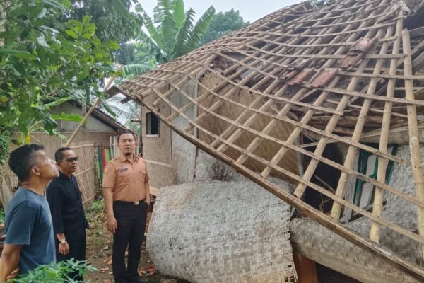 Akibat Hujan Deras Rumah di Selaawi Garut Roboh, Warga Gotong Royong Bantu Evakuasi dan Bersihkan Reruntuhan