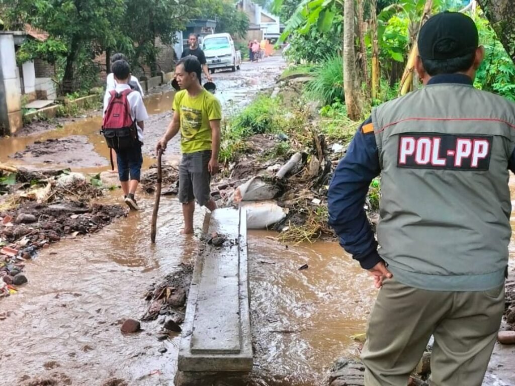 Hujan Deras Picu Banjir di Desa Sindangratu, Garut, Rendam Puluhan Rumah