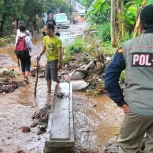 Hujan Deras Picu Banjir di wilayah Kecamatan Wanaraja, Kabupaten Garut, pada Senin (11/11/2024) sekitar pukul 13.00 WIB.