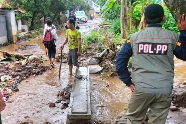 Hujan Deras Picu Banjir di Desa Sindangratu, Garut, Rendam Puluhan Rumah