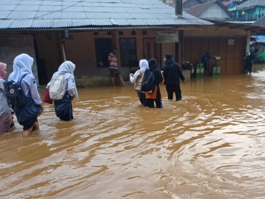 Pendangkalan Saluran Air di Tol Cipularang Picu Banjir di Desa Ciptagumati, Belasan Rumah Terendam