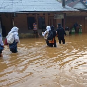 Pendangkalan Saluran Air di Tol Cipularang Picu Banjir di Desa Ciptagumati, Belasan Rumah Terendam