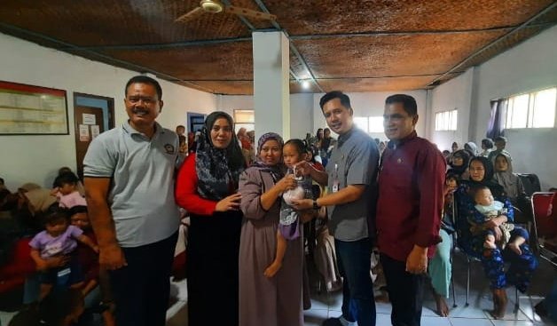 Kecamatan Cipeundeuy Salurkan Bantuan Telur untuk Cegah Stunting, Telur ayam dipilih karena mengandung protein tinggi.