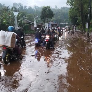 BPBD Kerahkan Alat Berat ke Cikajang, Kabupaten Garut, pada Selasa (5/11) akibat bencana alam di Kampung Situ Bunder, Desa Mekarjaya.