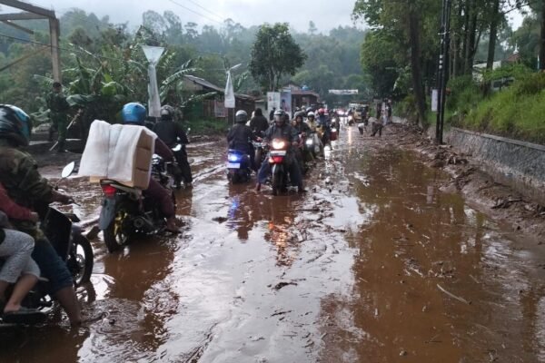 Bencana Cuaca Ekstrem di Garut: BPBD Kerahkan Alat Berat Bersihkan Jalan, Sekda Minta Camat Siaga