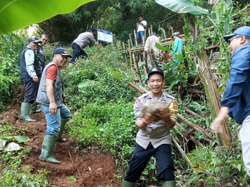 Camat Cipeundeuy Tinjau Pembangunan Normalisasi Saluran Irigasi di Desa Ciharashas, Pastikan Kelancaran Irigasi dan Ketahanan Pangan