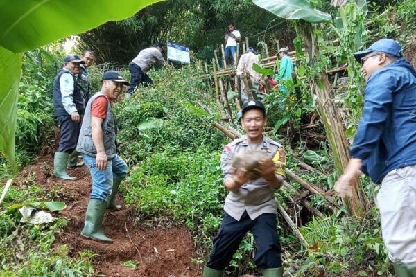 Camat Cipeundeuy Tinjau Pembangunan Normalisasi Saluran Irigasi di Desa Ciharashas, Pastikan Kelancaran Irigasi dan Ketahanan Pangan