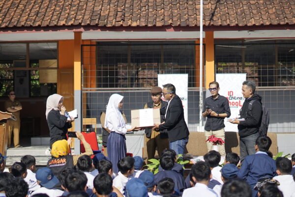 Locus Media Award 2024: Sonia Taskia, Penulis Muda Berbakat dari SMPN 6 Garut, Raih Penghargaan dan Laptop