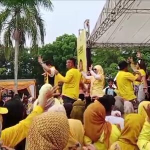 Ribuan Warga Purwakarta Ikuti senam sehat dalam perayaan hari ulang tahun Partai berlambang pohon Beringin (Golkar) ke-60.