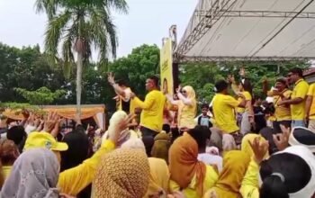 Ribuan Warga Purwakarta Ikuti senam sehat dalam perayaan hari ulang tahun Partai berlambang pohon Beringin (Golkar) ke-60.