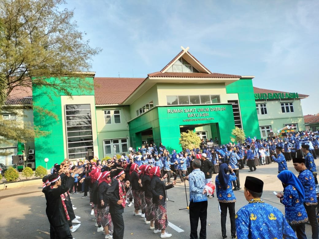 Karyawan saat apel di halaman Gedung RSUD Bayu Asih Purwakarta. (Ft: dok)