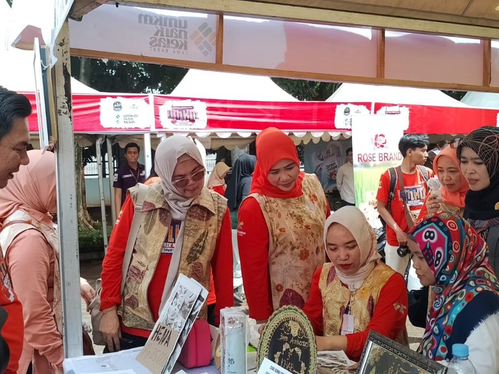 Dorong Peningkatan Ekonomi Daerah Istri Penjabat Bupati dan Ketua DPRD Purwakarta Kunjungi Gelar Produk UMKM