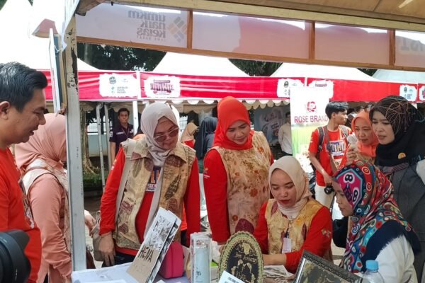 Dorong Peningkatan Ekonomi Daerah Istri Penjabat Bupati dan Ketua DPRD Purwakarta Kunjungi Gelar Produk UMKM