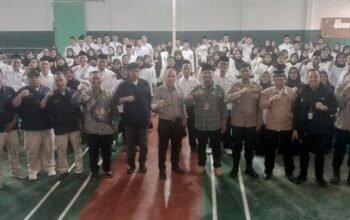 98 Petugas KPPS Desa Nangeleng Kecamatan Cipeundeuy, dilantik oleh Ketua PPS Desa Nangeleng, Yedi Supiandi, di GOR Desa Nangeleng.
