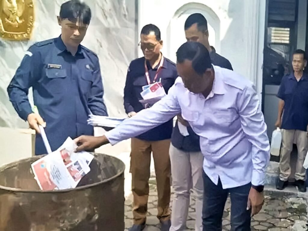 Jelang Pilkada Serentak 2024 KPU Garut Musnahkan Ratusan Surat Suara Rusak, Logistik Pilkada Telah Didistribusikan ke TPS