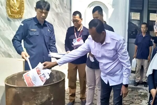Jelang Pilkada Serentak 2024 KPU Garut Musnahkan Ratusan Surat Suara Rusak, Logistik Pilkada Telah Didistribusikan ke TPS