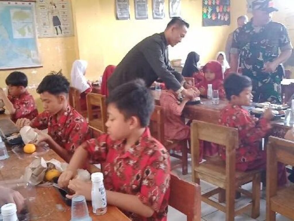 Koramil 1109/Leles Gelar Uji Coba Makan Siang Bergizi, Dorong Peningkatan Gizi dan Semangat Belajar Siswa
