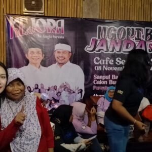 Ngopi Bareng Janda Se-Purwakarta: Calon Wakil Bupati Purwakarta, Abang Ijo Hapidin, menyapa para janda di Posko Pemenangan.