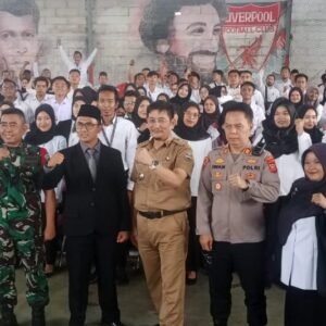 Siap Awasi Pilkada Bandung Barat dan Jawa Barat: Panwascam Cipatat, Kabupaten Bandung Barat, telah melantik 206 petugas TPS.