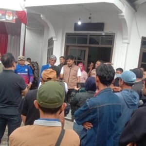 Puluhan Pekerja di Bandung Barat Geruduk Bawaslu, Desak Tindakan Tegas Atas Dugaan Money Politik yang dilakukan oleh salah satu Paslon.