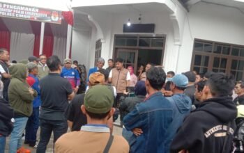 Puluhan Pekerja di Bandung Barat Geruduk Bawaslu, Desak Tindakan Tegas Atas Dugaan Money Politik yang dilakukan oleh salah satu Paslon.