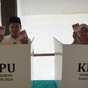 Harap Doa untuk Purwakarta yang Lebih Baik, Cwabup Purwakarta Nomor Urut 02, Pipin Sopian, menggunakan hak pilihnya di TPS) 001 Cikao Bandung.