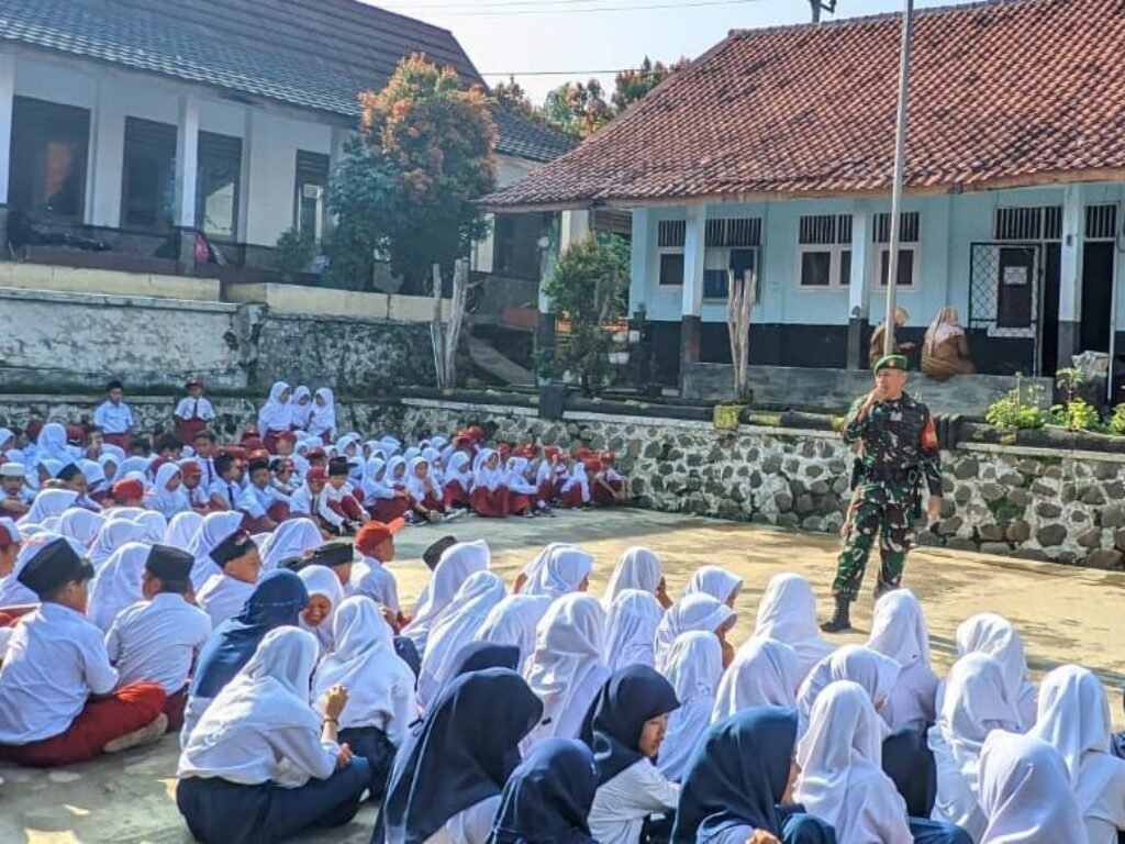 SDN dan SMPN Bungurjaya Gelar Latihan Upacara dan Pengibaran Bendera, Tanamkan Kedisiplinan dan Wawasan Kebangsaan
