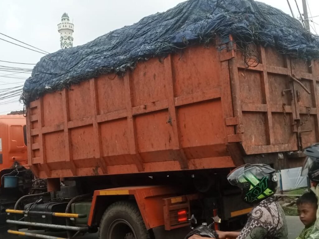 Tokoh Masyarakat Kecam Truk Sampah yang Membandel, Ancam Tutup TPAS Sarimukti Jika Aturan Dilanggar
