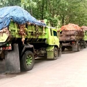 Warga Cigangsa Tolak Sampah, menghentikan paksa empat truk sampah dari Pasar Caringin yang hendak dibuang di PT. Tatanan Alam Segar.