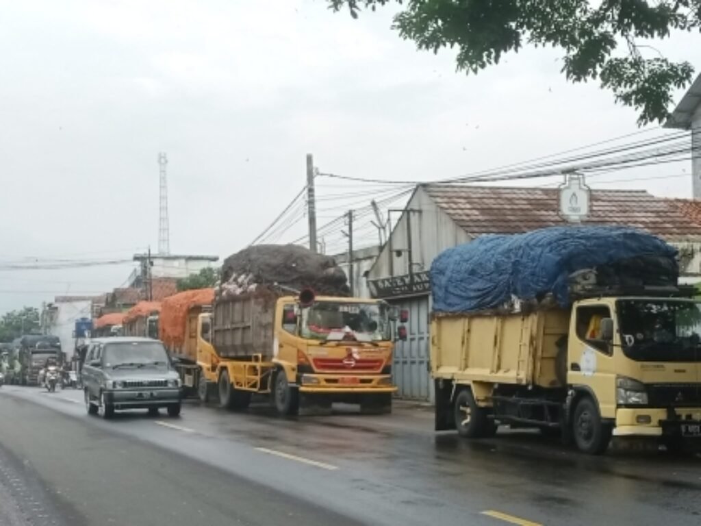 Aksi Kucing-Kucingan Forkopimcam Cipatat Vs Sopir Truk Sampah di TPA Sarimukti
