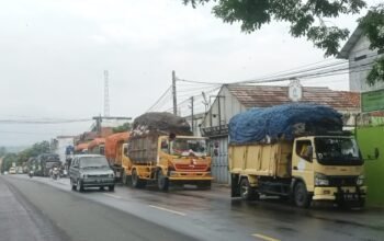 Aksi Kucing-Kucingan Forkopimcam Cipatat Vs Sopir Truk Sampah di TPA Sarimukti. Hal ini terjadi setelah Kesepakatan DLH dan Forkopimcam.