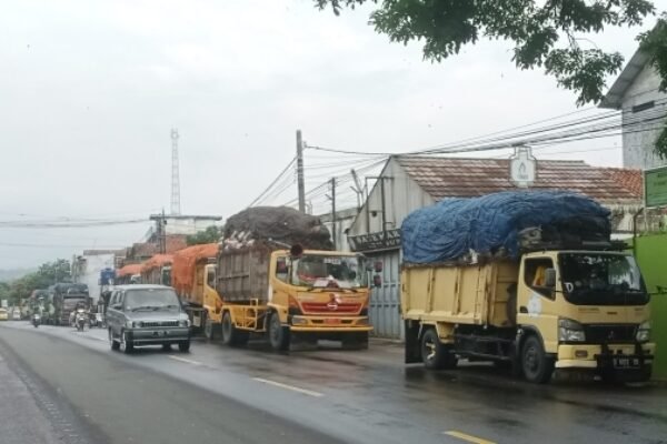 Aksi Kucing-Kucingan Forkopimcam Cipatat Vs Sopir Truk Sampah di TPA Sarimukti