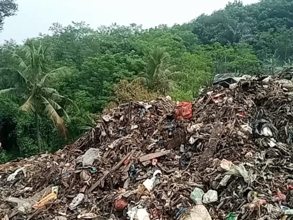 Camat Cipeundey Murka, Tumpukan Sampah Pasar Caringin Menggunung di Desa Nangeleng