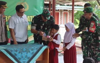 Dandim 0611/ Garut Hadiri Uji Coba Program Makan Siang: Program makan siang bergizi gratis yang digagas Pemerintah Indonesia, bekerja sama dengan Kodim 0611/Garut, diuji cobakan di SD Islam Terpadu (IT) Rahman Jannah, Desa Galihpakuwan, Kecamatan Bl Limbangan