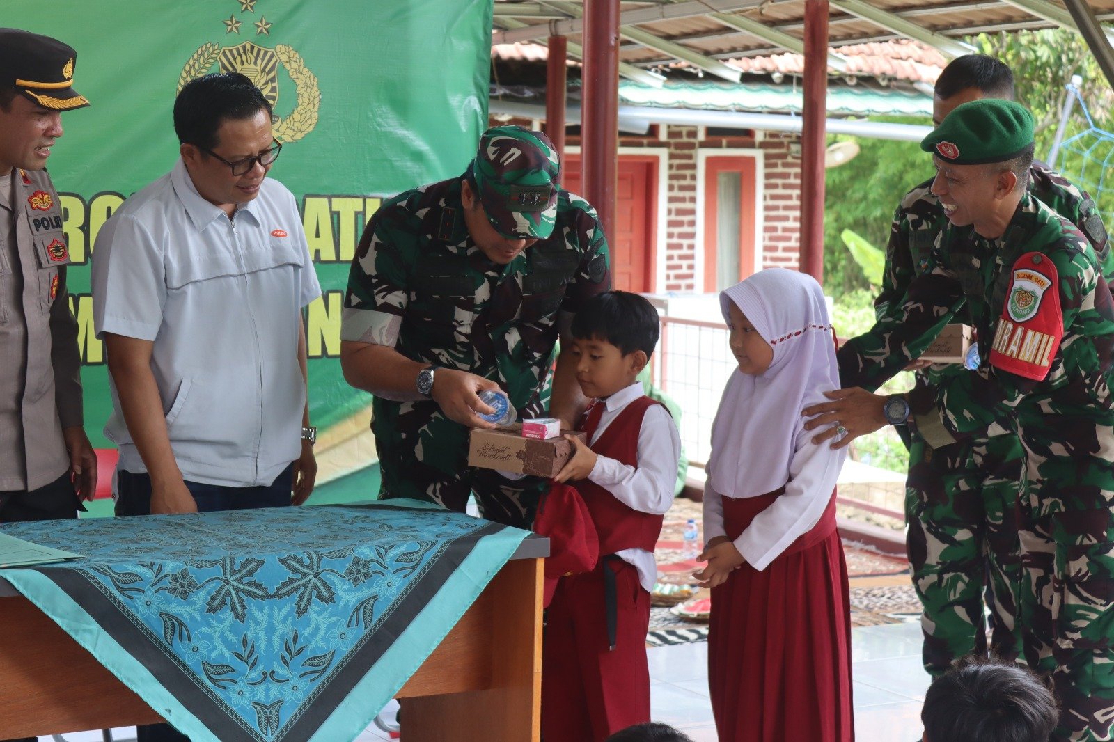 Dandim 0611/ Garut Hadiri Uji Coba Program Makan Siang: Program makan siang bergizi gratis yang digagas Pemerintah Indonesia, bekerja sama dengan Kodim 0611/Garut, diuji cobakan di SD Islam Terpadu (IT) Rahman Jannah, Desa Galihpakuwan, Kecamatan Bl Limbangan