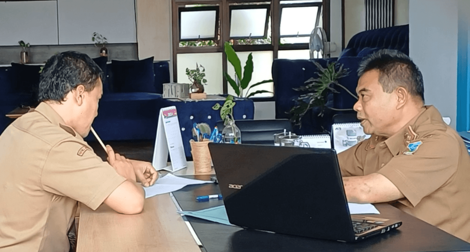 - Kepala Dinas Lingkungan Hidup (DLH) Kabupaten Garut, Ir. Jujun Juansyah Nurhakim, ST., MT saat memberikan arahan kepada jajarannya. :ft: asep ahmad)