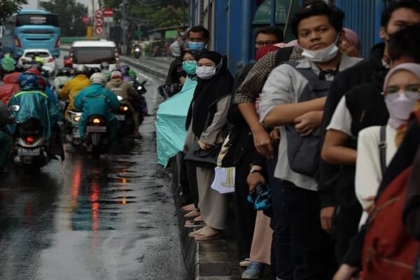 Tahun 2025 Beban Warga RI Semakin Berat, Mulai dari PPN 12% hingga Potensi Kenaikan BBM
