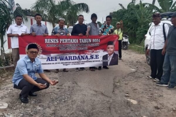 Ali Wardana Anggota DPRD Lampung Selatan, Janji Perbaiki Jalan Rusak di Depan Rumahnya di Tahun 2025