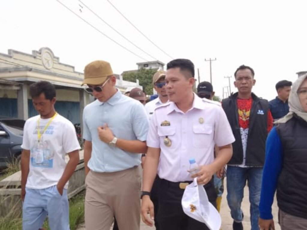 Bupati dan Wakil Bupati Terpilih Lampung Selatan Tinjau Banjir ROB di Desa Bandar Agung, Salurkan Bantuan