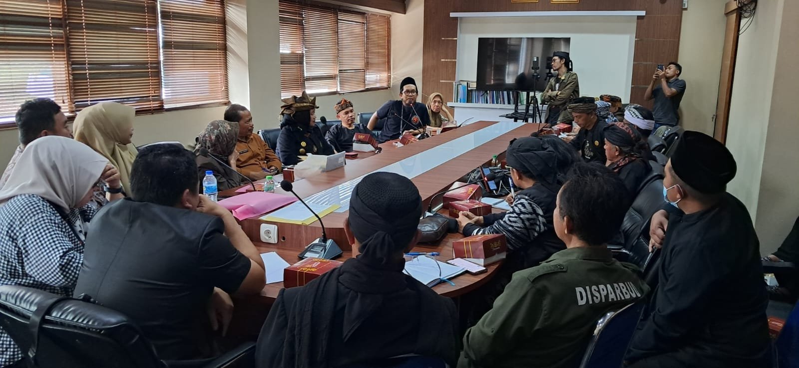 Audensi DKKG dengan Komisi IV DPRD Kabupaten Garut menjadi ajang sinergitas pemerintah dan Dewan Kebudayaan kabupaten Garut. (ft: dok)