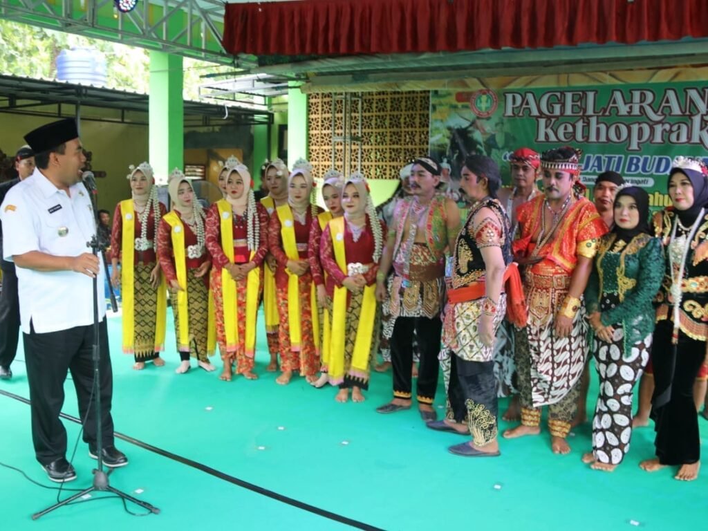 Korwil Bidik Jati Blora Rayakan HUT PGRI dan HGN dengan Pentas Ketoprak, Bupati Resmikan Grup Kesenian “Dwija Jati Budaya”
