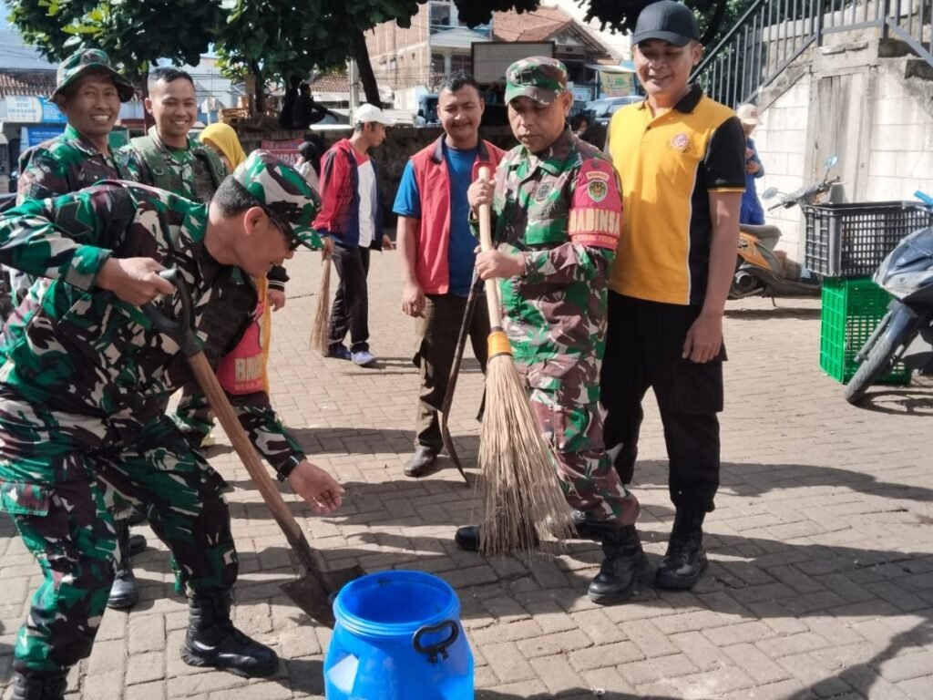 Koramil 1112/Samarang Bersihkan Pasar Wisata Samarang dalam Semangat Gotong Royong Peringati Hari Juang TNI-AD