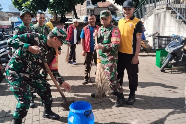 Koramil 1112/Samarang Bersihkan Pasar Wisata Samarang dalam Semangat Gotong Royong Peringati Hari Juang TNI-AD